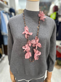Collar de cuencas de cristal y flores